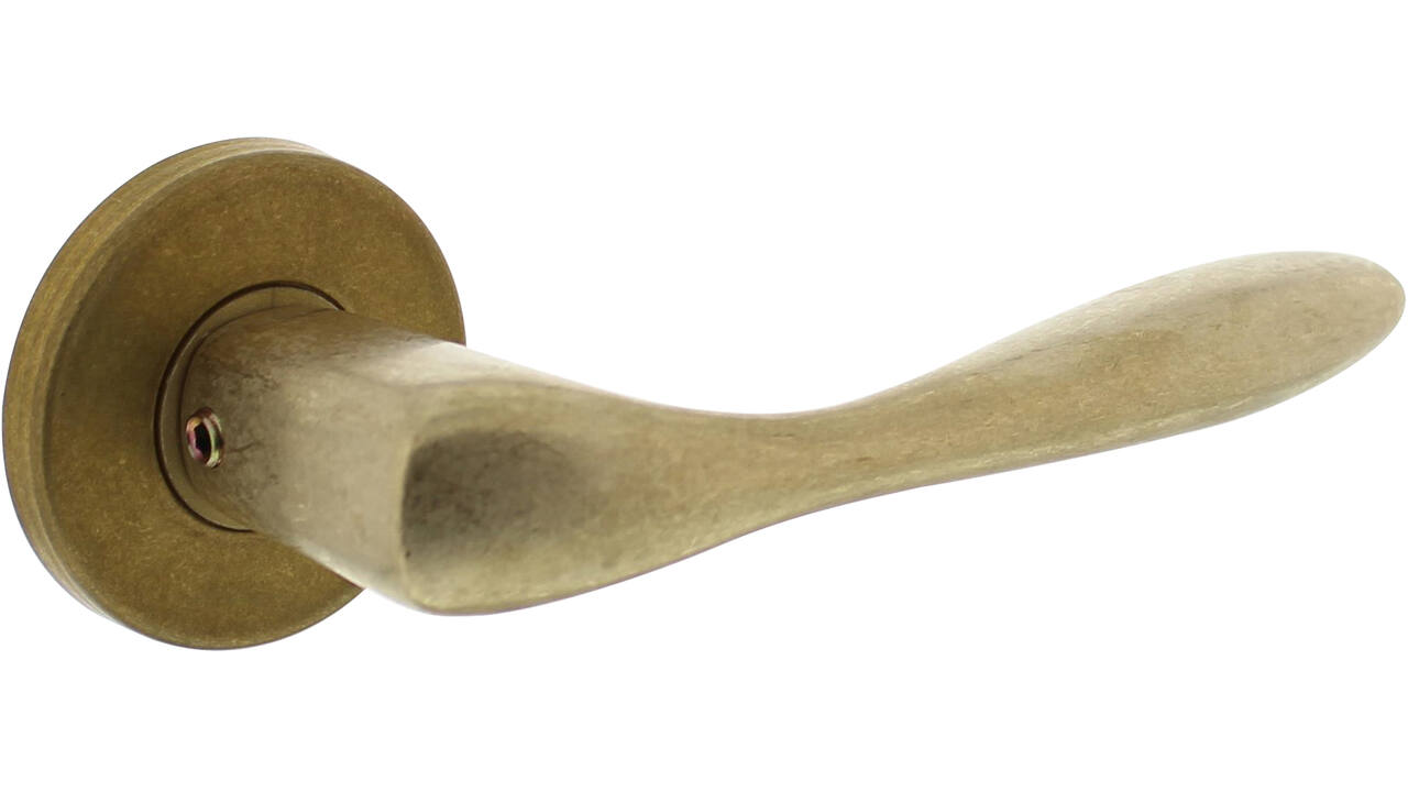 Deurkruk Banaan met rozet verdekt ø49x7mm messing getrommeld