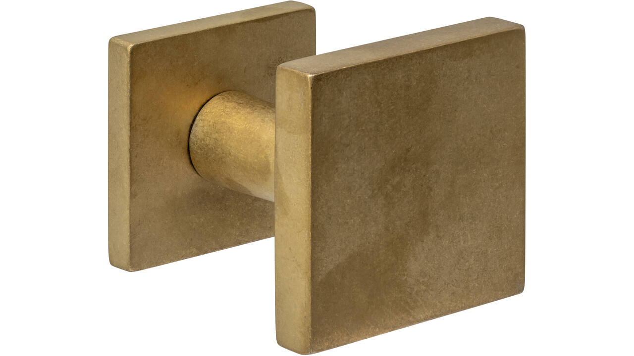 Voordeurknop vierkant 64x64mm op achterplaat 54x54mm verkropt éénzijdige montage PVD messing getrommeld