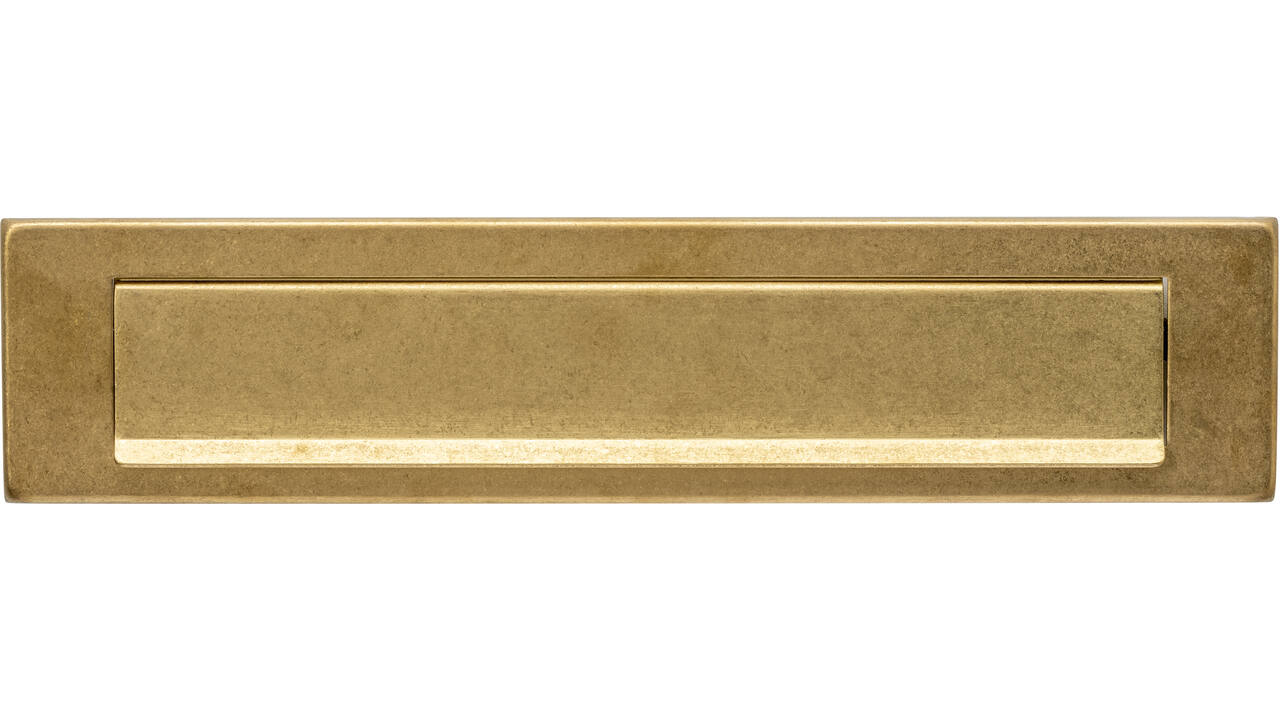 Briefplaat rechthoekig 340x75mm met klep/regenrand PVD messing getrommeld