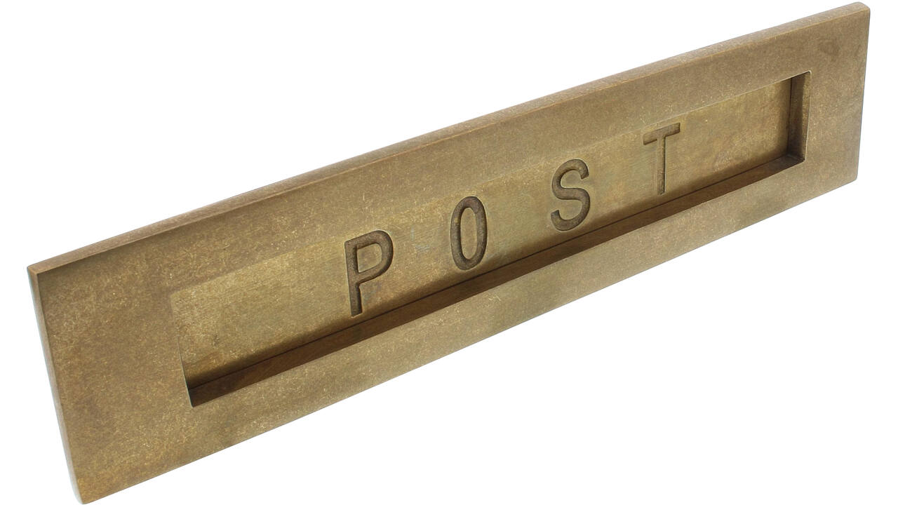 Briefplaat rechthoekig 330x77mm met verende klep binnendraaiend met tekst "POST" messing getrommeld