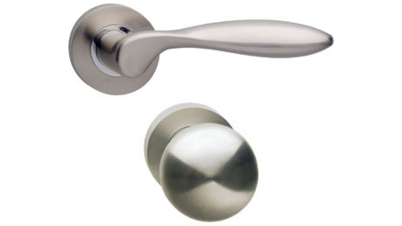 Knop/kruk garnituur rechts George op rozet verdekt ø52x10mm met nokken en cilinderrozetten nikkel mat