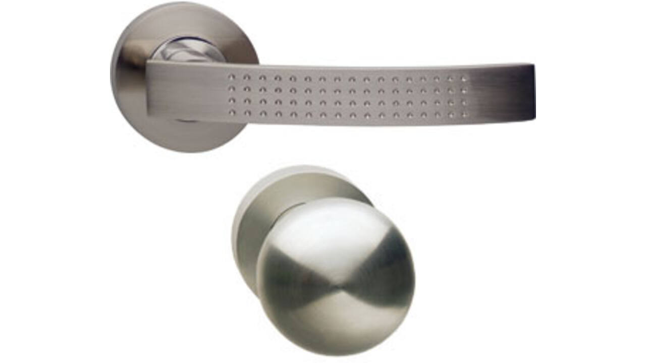Knop/kruk garnituur rechts William op rozet verdekt ø52x10mm met nokken en cilinderrozetten chroom/nikkel mat