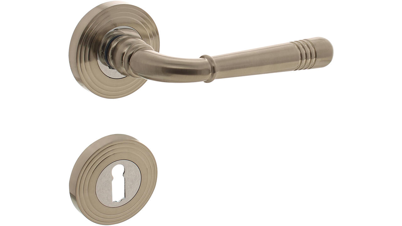 Deurkruk Helena op rozet verdekt met rillen ø55x10mm met nokken en sleutelrozetten chroom/nikkel mat