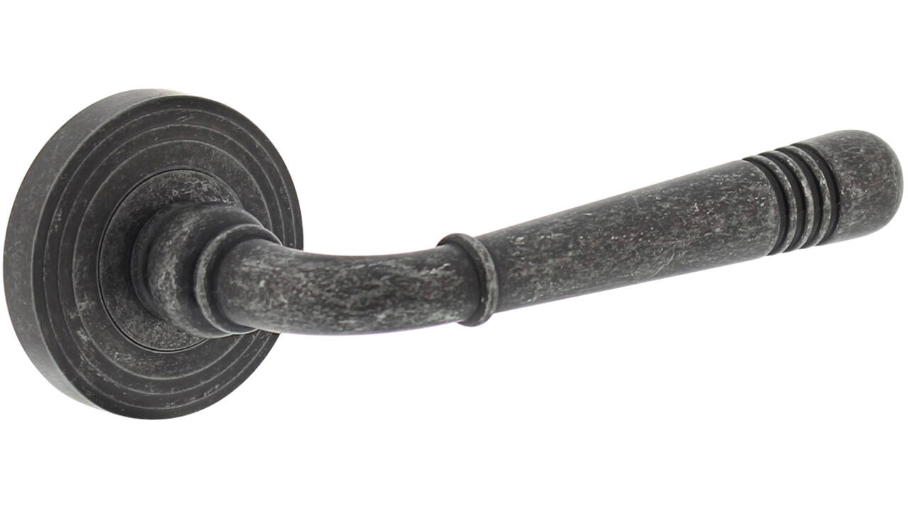 Deurkruk Helena op rozet verdekt met rillen ø55x10mm met nokken oud grijs