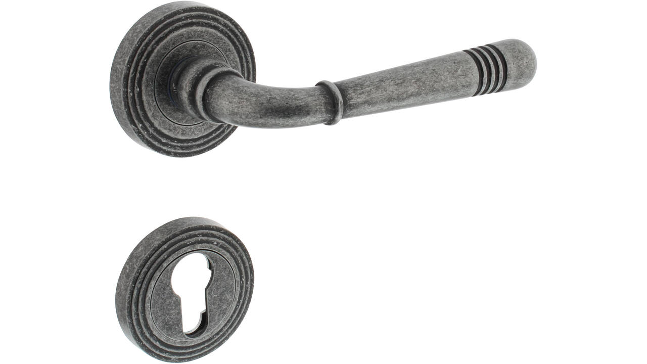 Deurkruk Helena op rozet verdekt met rillen ø55x10mm met nokken en cilinderrozetten oud grijs