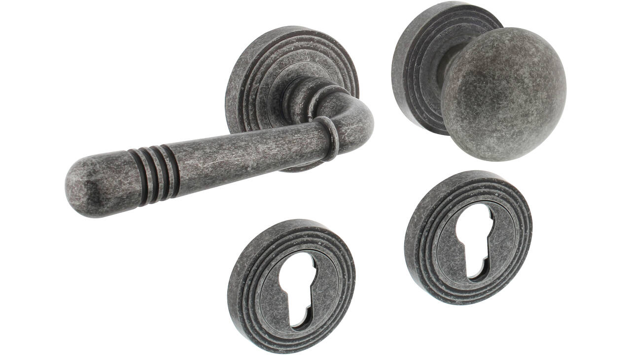 Knop/kruk garnituur links Helena op rozet verdekt met rillen ø55x10mm met nokken en cilinderrozetten oud grijs