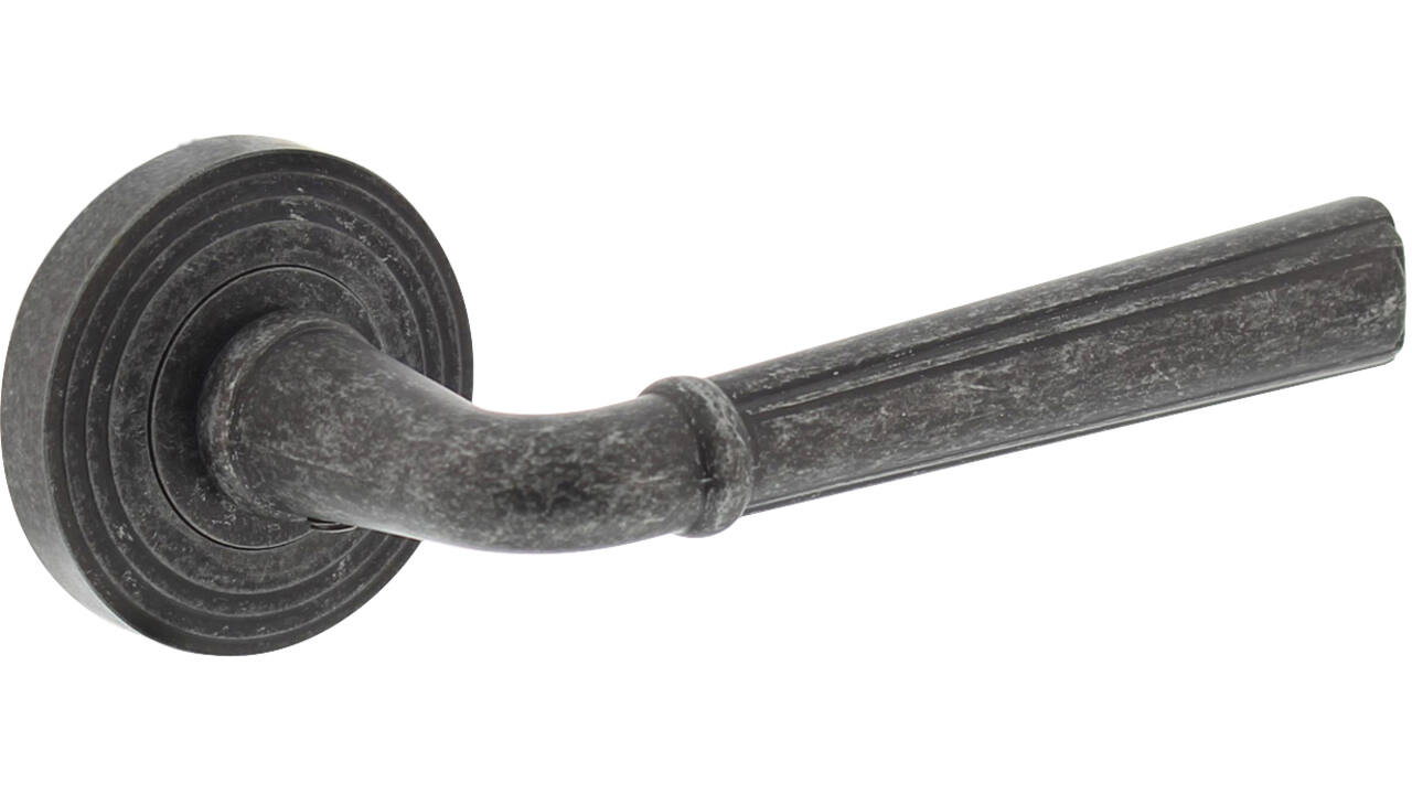 Deurkruk Bellevue op rozet verdekt met rillen ø55x10mm met nokken oud grijs