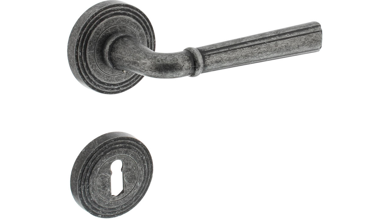 Deurkruk Bellevue op rozet verdekt met rillen ø55x10mm met nokken en sleutelrozetten oud grijs