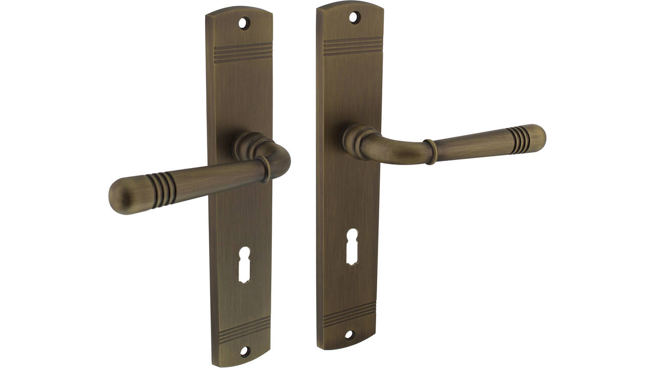 Deurkruk Helena op schild afgerond 235x45mm sleutelgat 72mm gebruineerd