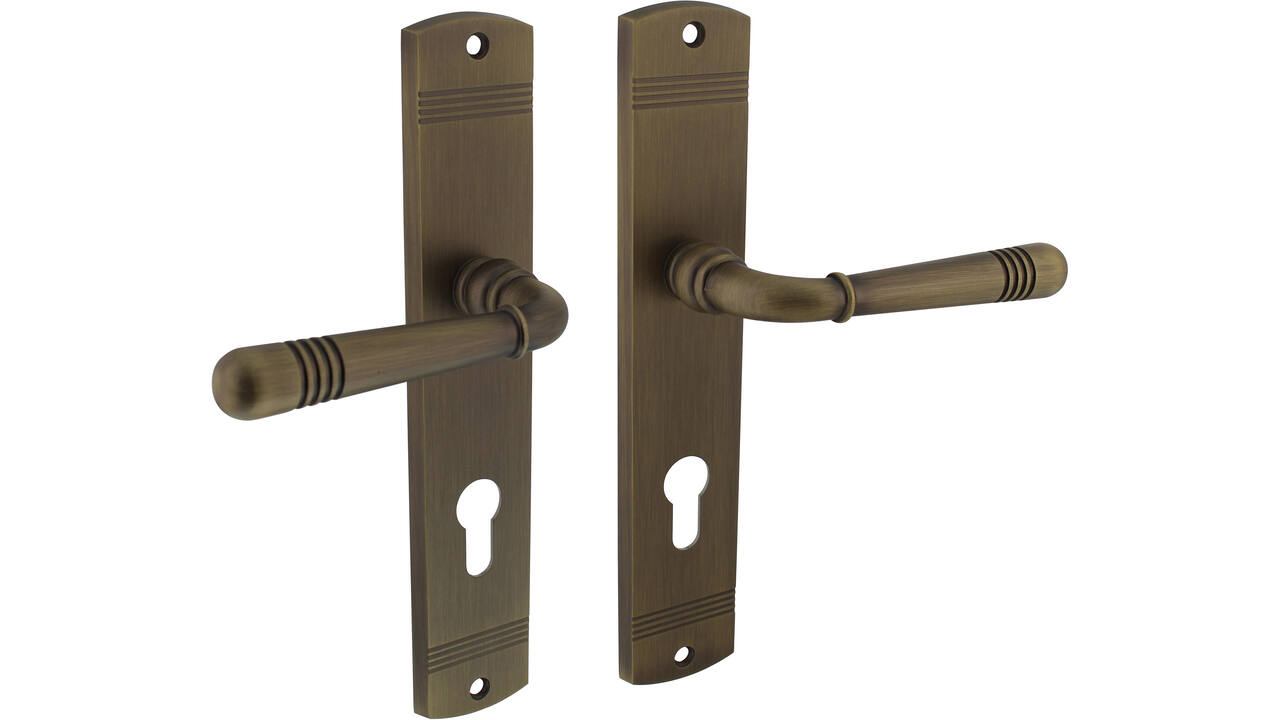 Deurkruk Helena op schild afgerond 235x45mm profielcilindergat 72mm gebruineerd