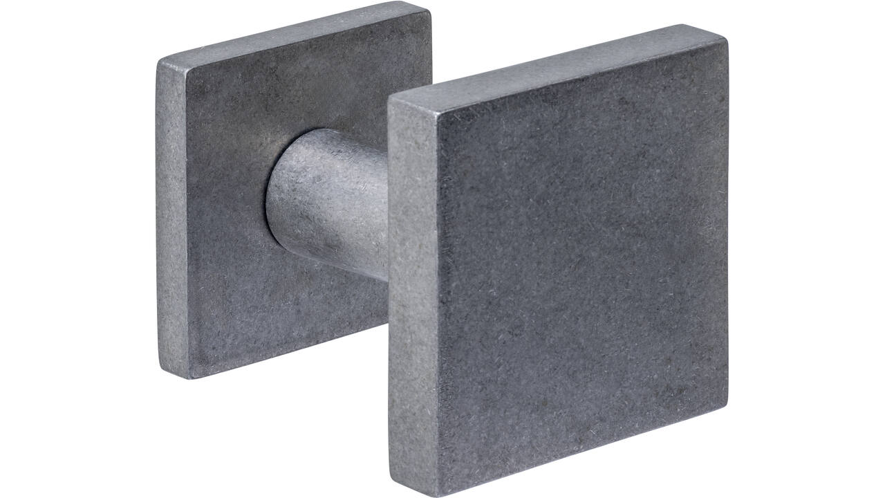 Voordeurknop vierkant 64x64mm op achterplaat 54x54mm verkropt éénzijdige montage rvs getrommeld