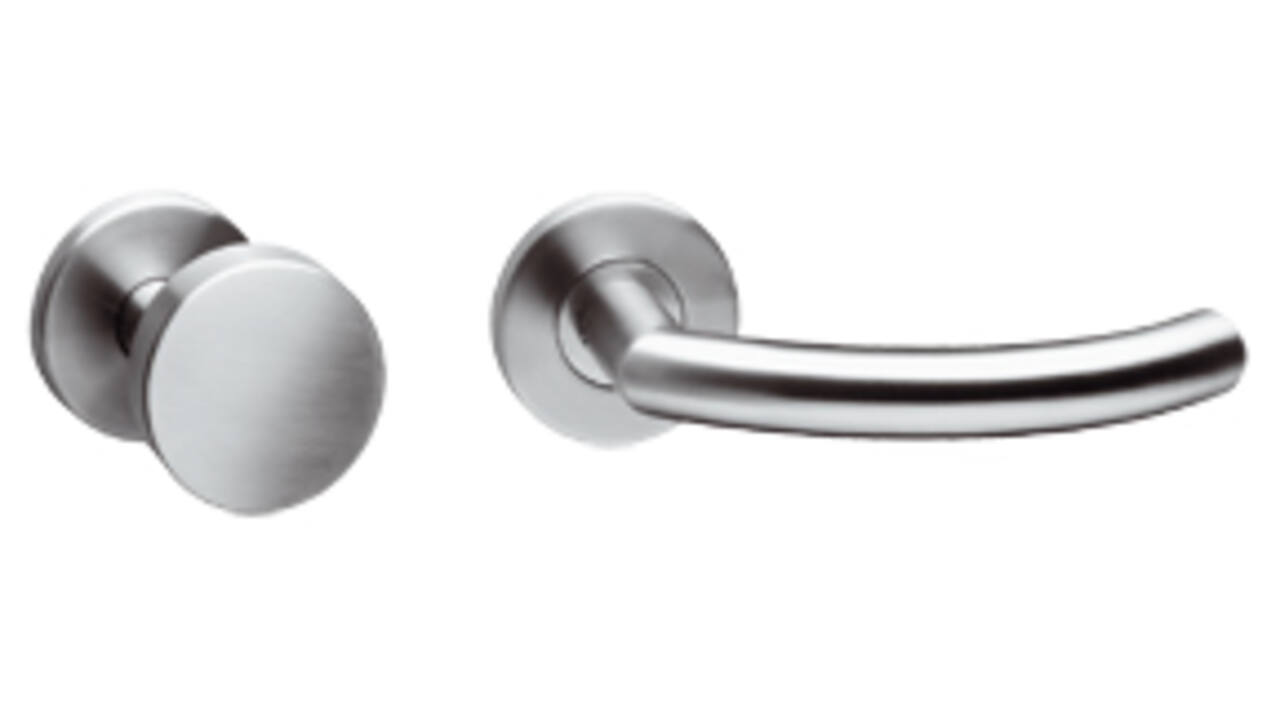 Knop/kruk garnituur links Half rond/90° op rozet verdekt ø55x8mm en cilinderrozetten rvs