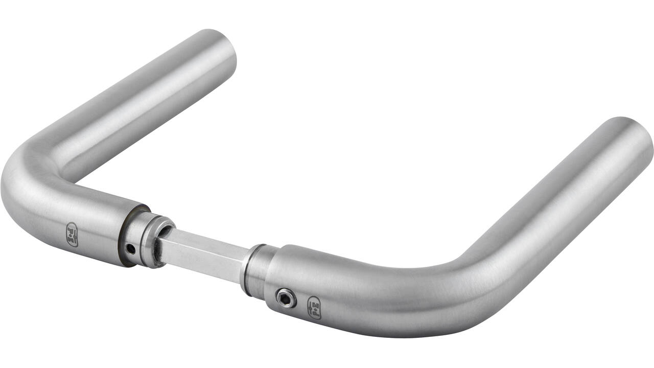 Deurkrukken L-model roestvast staal mat geborsteld 135x61mm, Ø 20mm, met krukstift 8x84mm geschikt voor deur- en beslagdikte van 39-69mm. Certificeringen: gebruiks klasse 4 EN 1906: 2002-05, geschikt voor toepassing in rook- en brandwerende deuren DIN 18273: 1997-12.