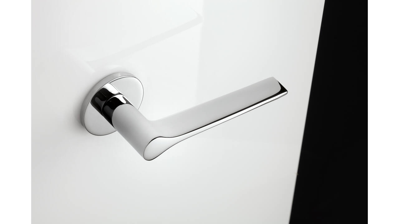 Olivari deurkruk Lama L + ronde geveerde rozet 51x5mm met nokken en doorgaande bevestiging Chroom