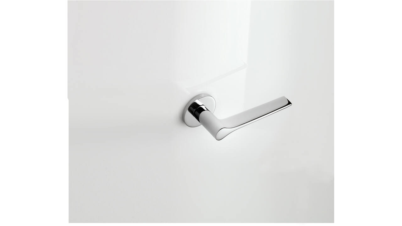 Olivari deurkruk Lama L + ronde geveerde rozet 51x5mm met nokken en doorgaande bevestiging Chroom