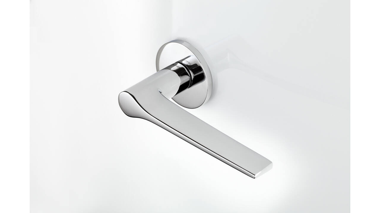 Olivari deurkruk Lama L + ronde geveerde rozet 51x5mm met nokken en doorgaande bevestiging Chroom
