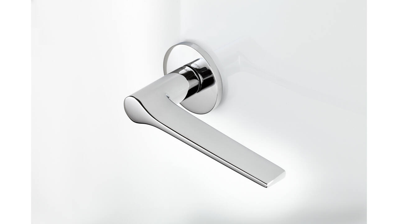 Olivari deurkruk Lama L + ronde geveerde rozet 51x5mm met nokken en doorgaande bevestiging Chroom