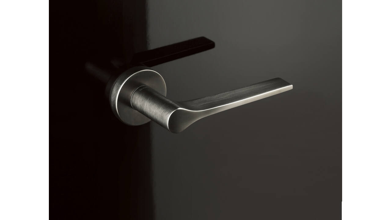 Olivari deurkruk Lama L + ronde geveerde rozet 51x5mm met nokken en doorgaande bevestiging RVS mat titaan PVD