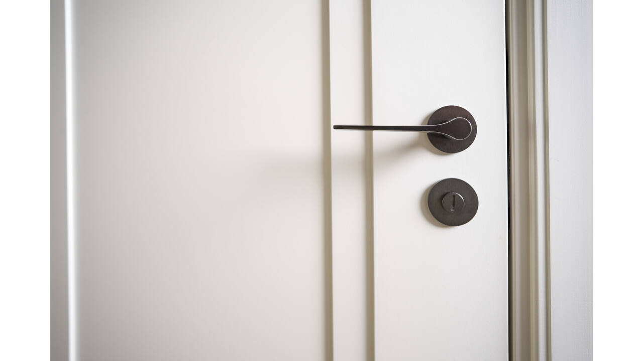 Olivari deurkruk Lama L + ronde geveerde rozet 51x5mm met nokken en doorgaande bevestiging Antraciet mat titaan PVD