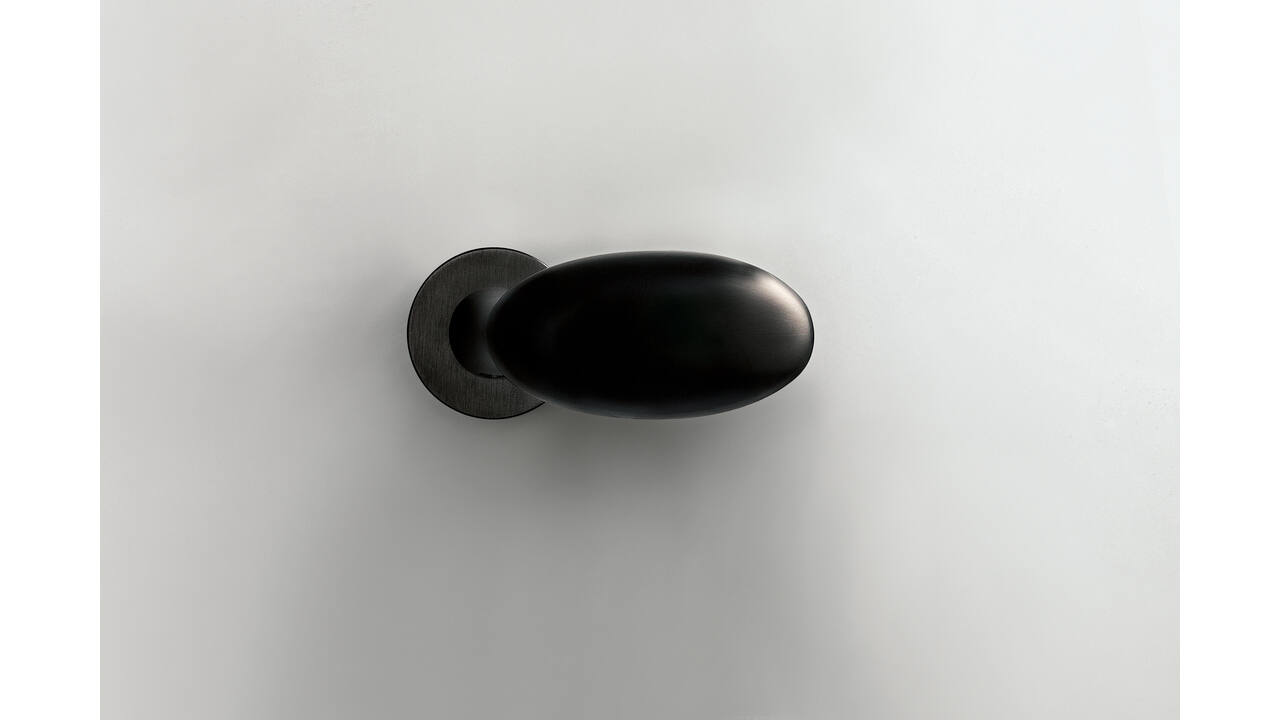 Olivari deurkruk Blindo + ronde geveerde rozet 51x5mm met nokken en doorgaande bevestiging Antraciet mat titaan PVD