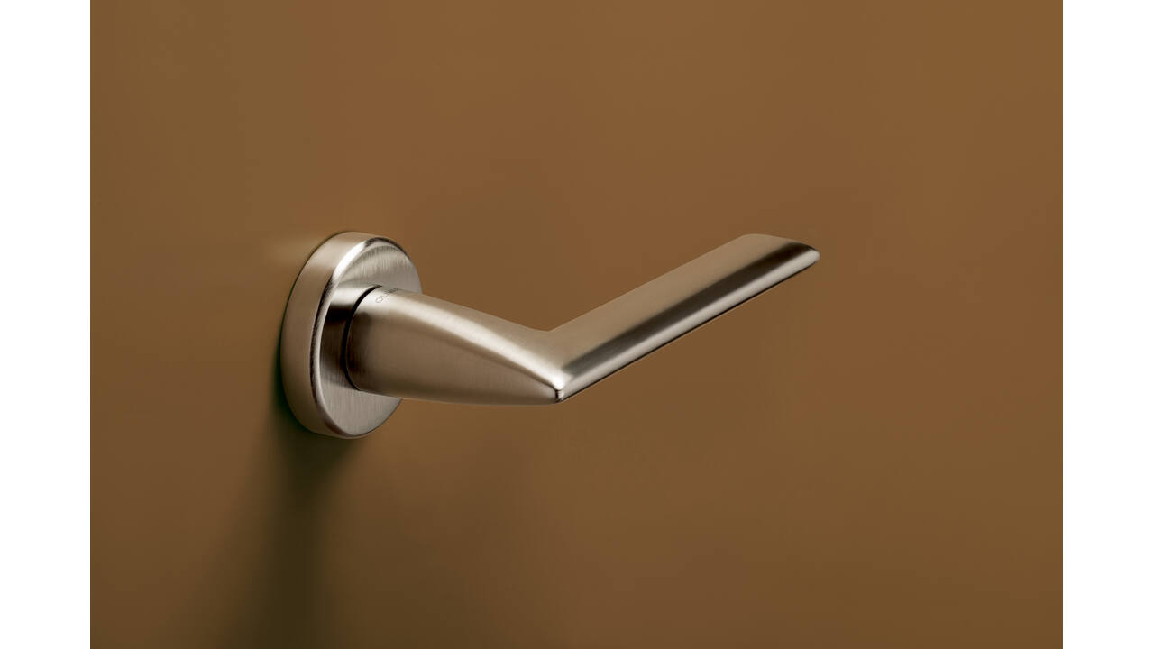 Olivari deurkruk Tecno + ronde geveerde rozet 51x5mm met nokken en doorgaande bevestiging Chroom mat