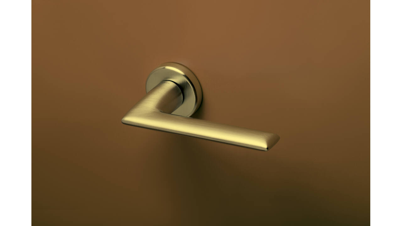 Olivari deurkruk Tecno + ronde geveerde rozet 51x5mm met nokken en doorgaande bevestiging Messing mat titaan PVD