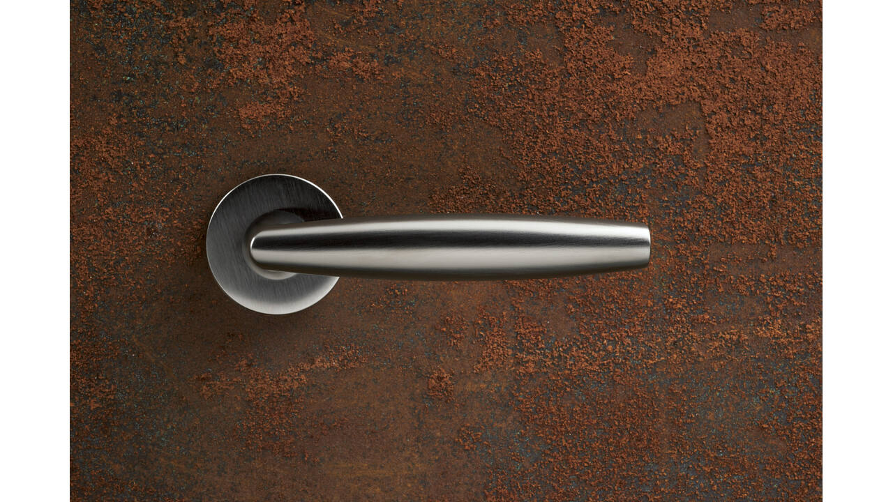 Olivari deurkruk Aurelia + ronde geveerde rozet 51x5mm met nokken en doorgaande bevestiging Chroom mat
