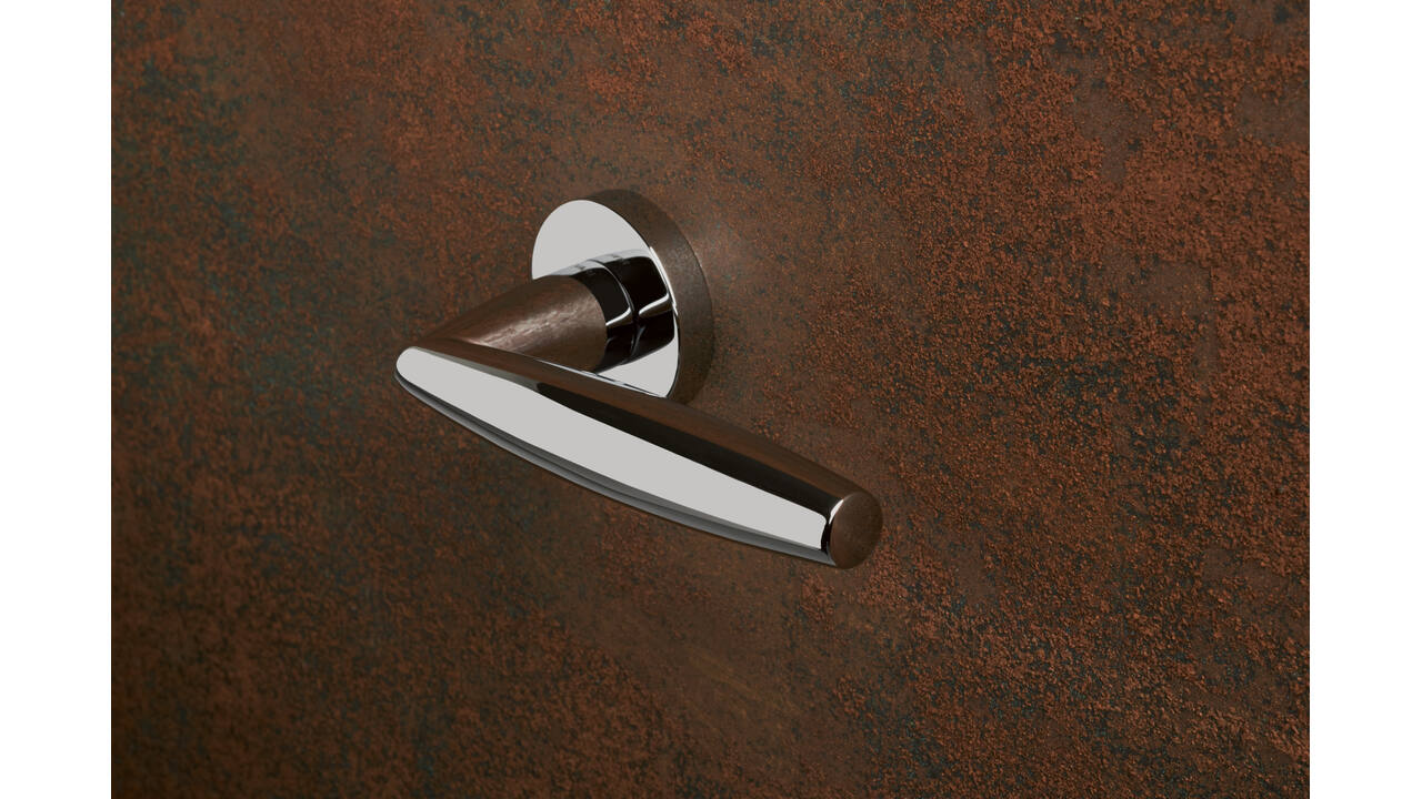 Olivari deurkruk Aurelia + ronde geveerde rozet 51x5mm met nokken en doorgaande bevestiging Chroom