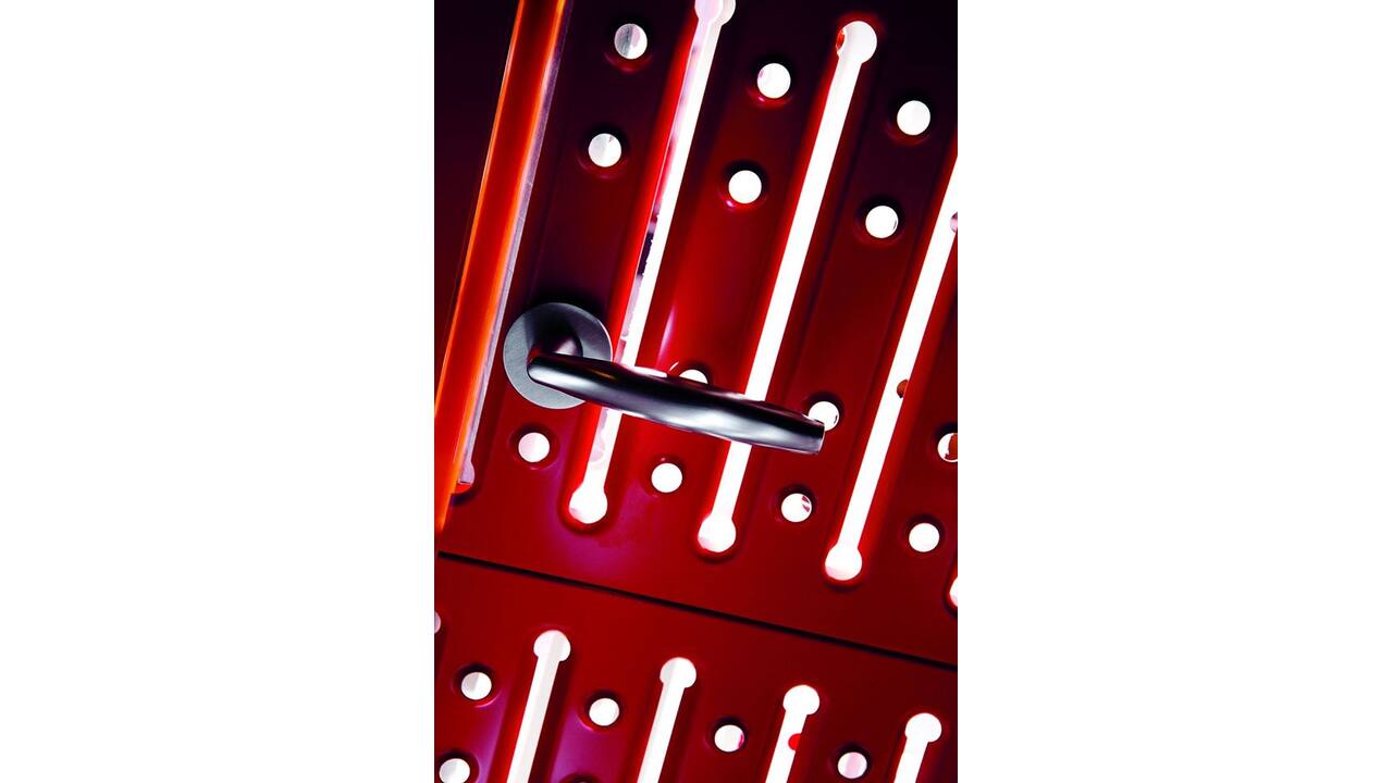 Olivari deurkruk Aurelia + ronde geveerde rozet 51x5mm met nokken en doorgaande bevestiging RVS mat titaan PVD