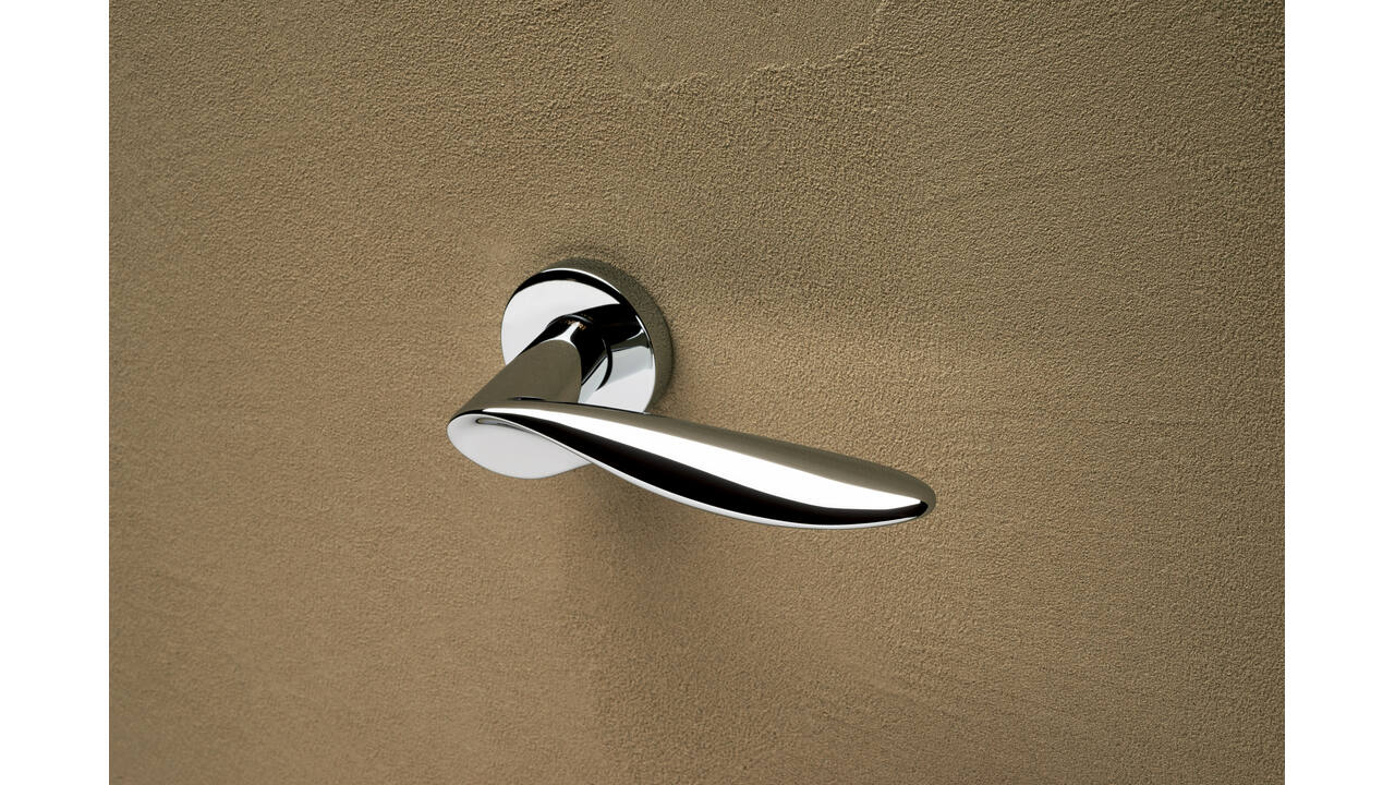 Olivari deurkruk Wind + ronde geveerde rozet 51x5mm met nokken en doorgaande bevestiging Chroom