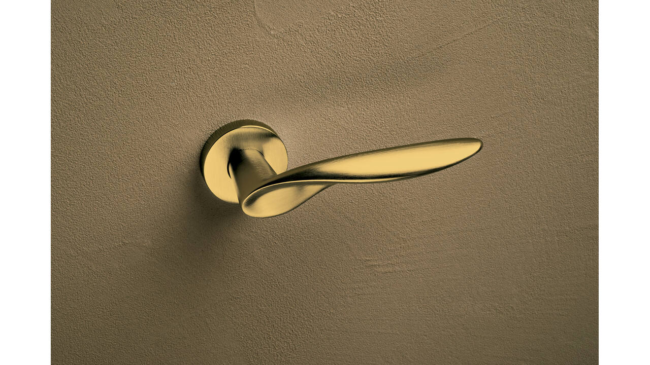 Olivari deurkruk Wind + ronde geveerde rozet 51x5mm met nokken en doorgaande bevestiging Messing mat titaan PVD