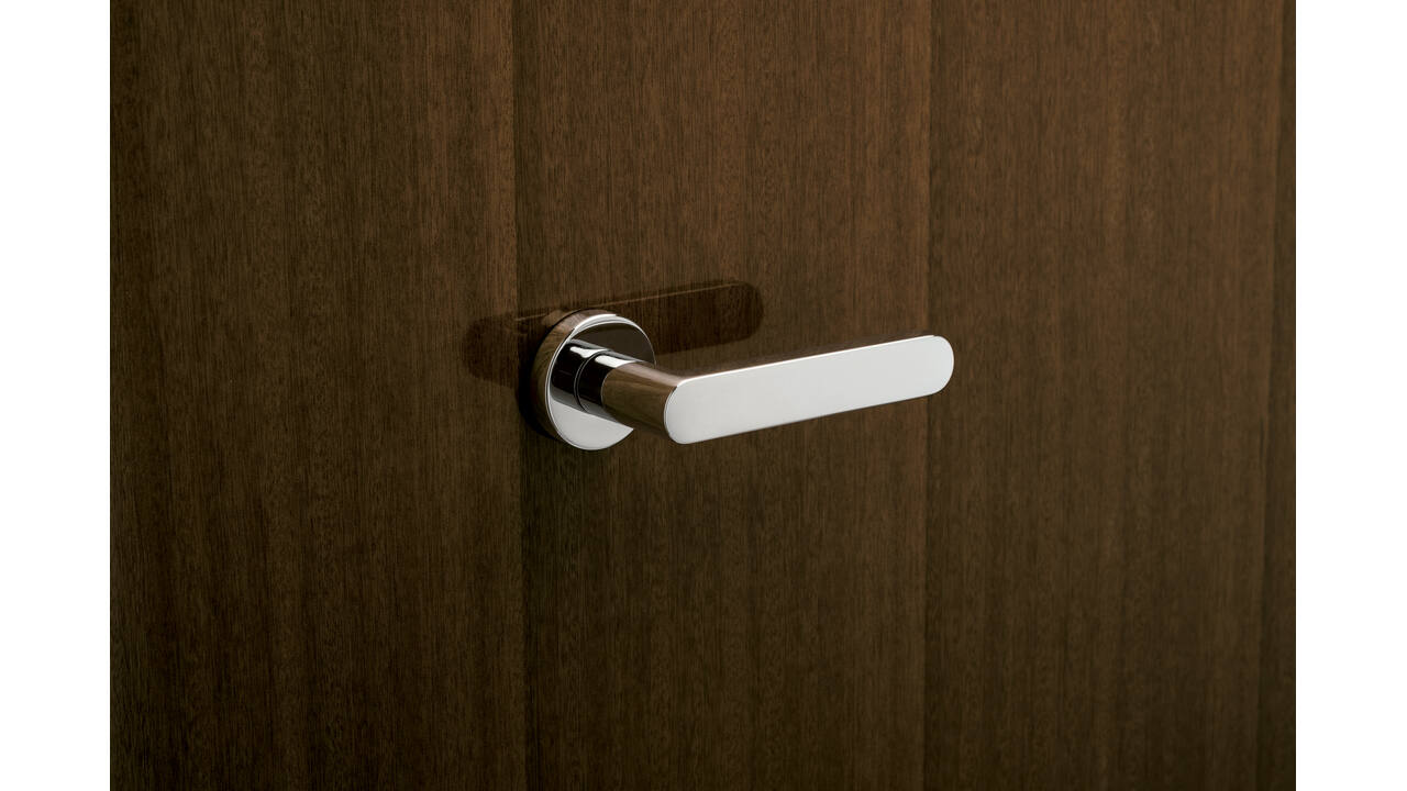 Olivari deurkruk Link + ronde geveerde rozet 51x5mm met nokken en doorgaande bevestiging Chroom