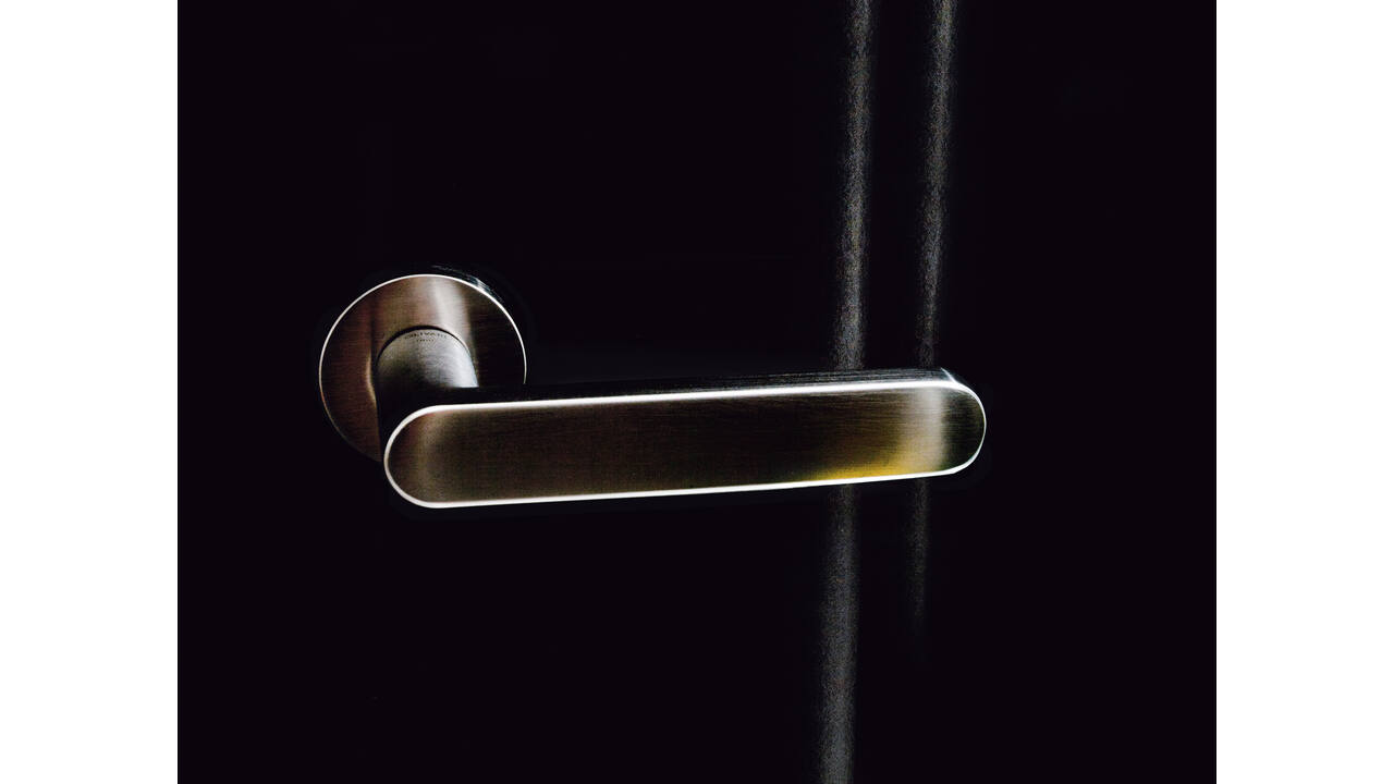 Olivari deurkruk Link + ronde geveerde rozet 51x5mm met nokken en doorgaande bevestiging RVS mat titaan PVD
