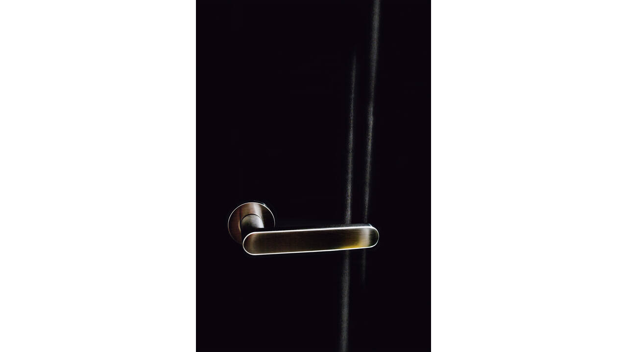Olivari deurkruk Link + ronde geveerde rozet 51x5mm met nokken en doorgaande bevestiging RVS mat titaan PVD