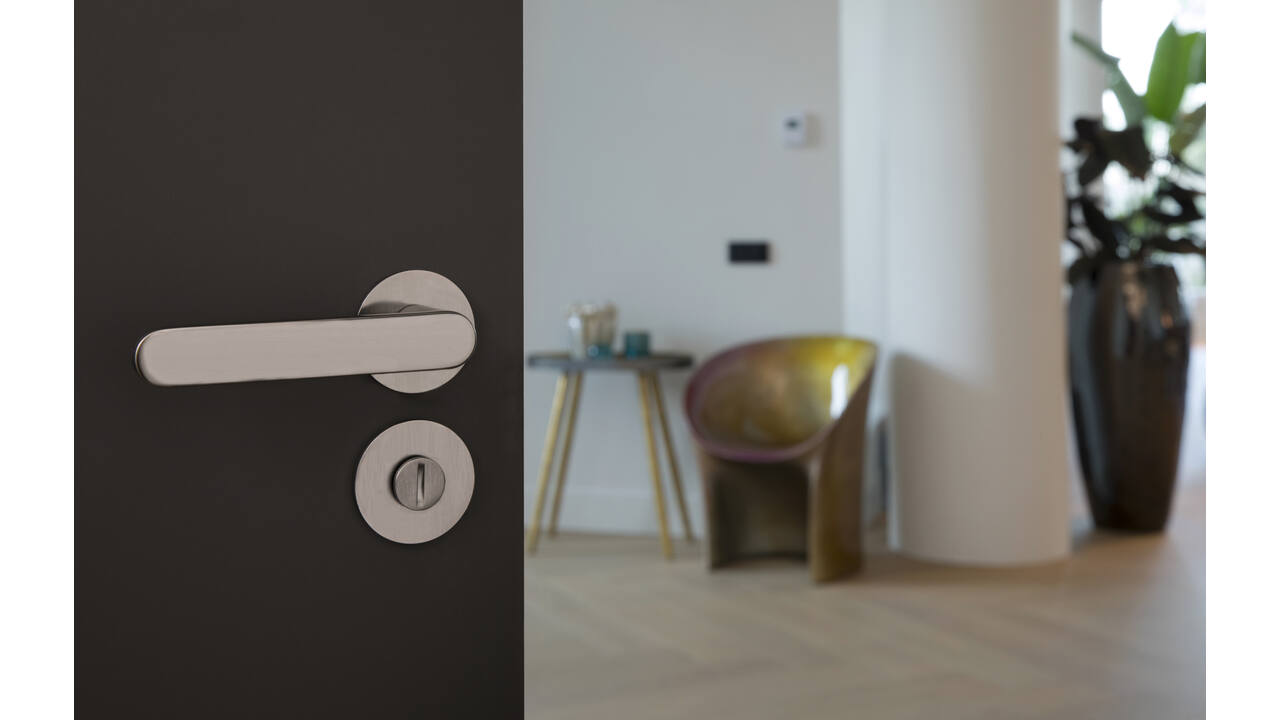 Olivari deurkruk Link + ronde geveerde rozet 51x5mm met nokken en doorgaande bevestiging Antraciet mat titaan PVD