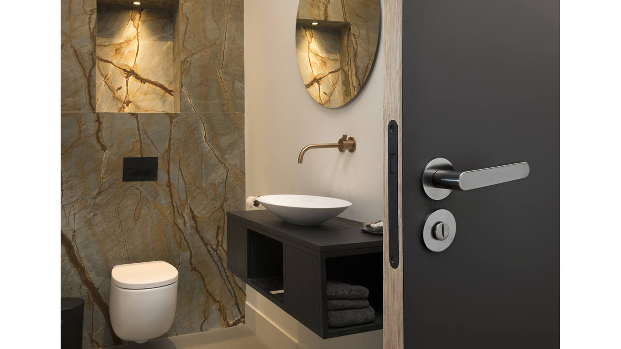 Olivari deurkruk Link + ronde geveerde rozet 51x5mm met nokken en doorgaande bevestiging Antraciet mat titaan PVD