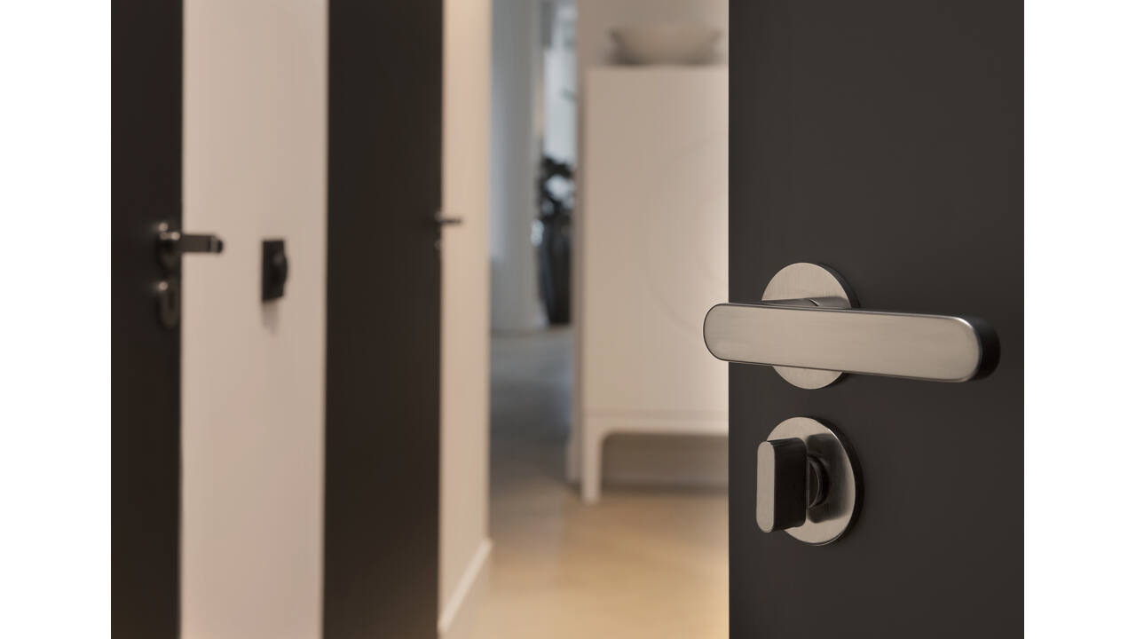 Olivari deurkruk Link + ronde geveerde rozet 51x5mm met nokken en doorgaande bevestiging Antraciet mat titaan PVD