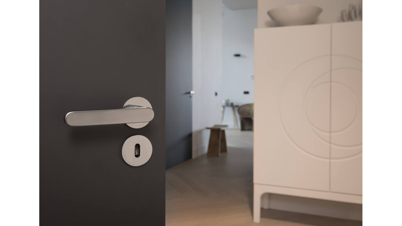 Olivari deurkruk Link + ronde geveerde rozet 51x5mm met nokken en doorgaande bevestiging Antraciet mat titaan PVD