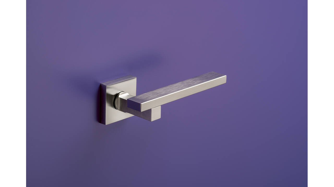 Olivari deurkruk Space Q + vierkant geveerde rozet 51x5mm met nokken en doorgaande bevestiging Chroom mat