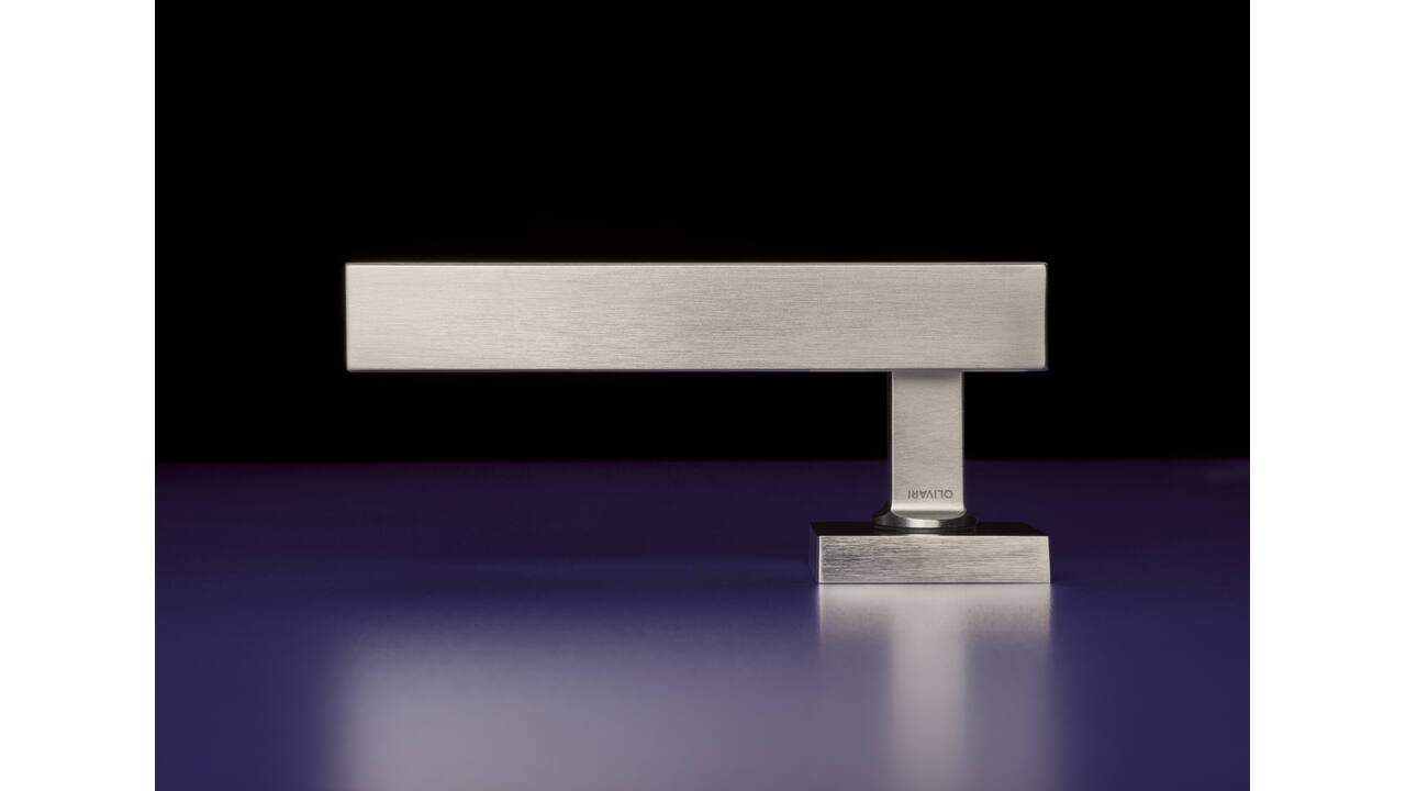Olivari deurkruk Space Q + vierkant geveerde rozet 51x5mm met nokken en doorgaande bevestiging Chroom mat