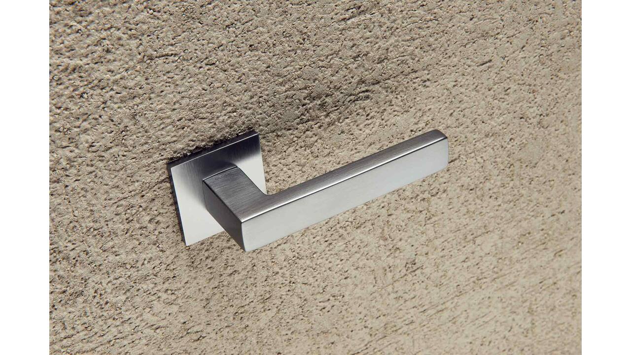 Olivari deurkruk Planet Q + vierkant geveerde rozet 51x5mm met nokken en doorgaande bevestiging Chroom mat