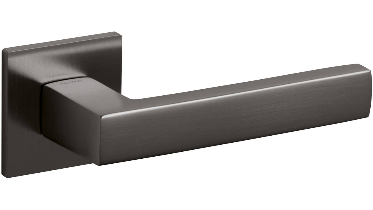 Olivari deurkruk Planet Q + vierkant geveerde rozet 51x5mm met nokken en doorgaande bevestiging Antraciet mat titaan PVD