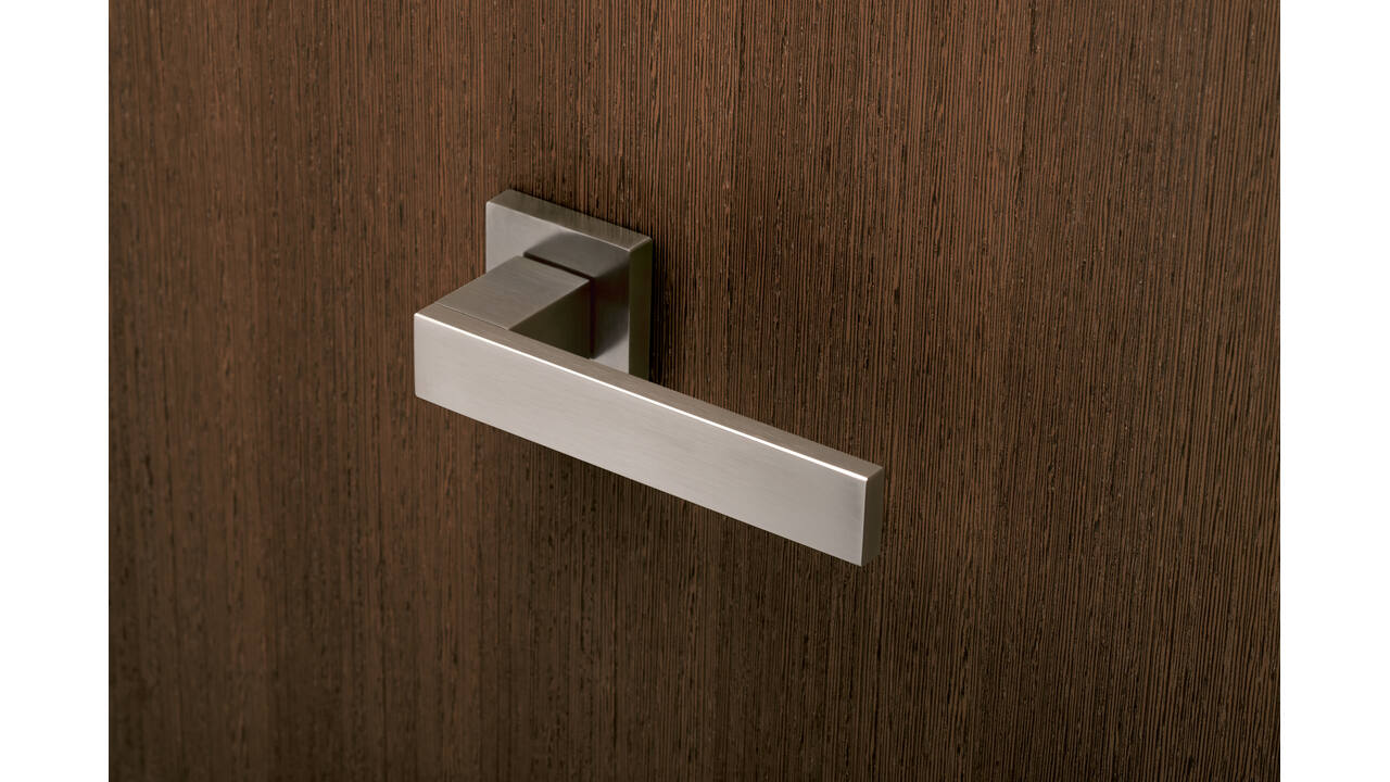 Olivari deurkruk Diana + vierkant geveerde rozet 51x5mm met nokken en doorgaande bevestiging Chroom mat