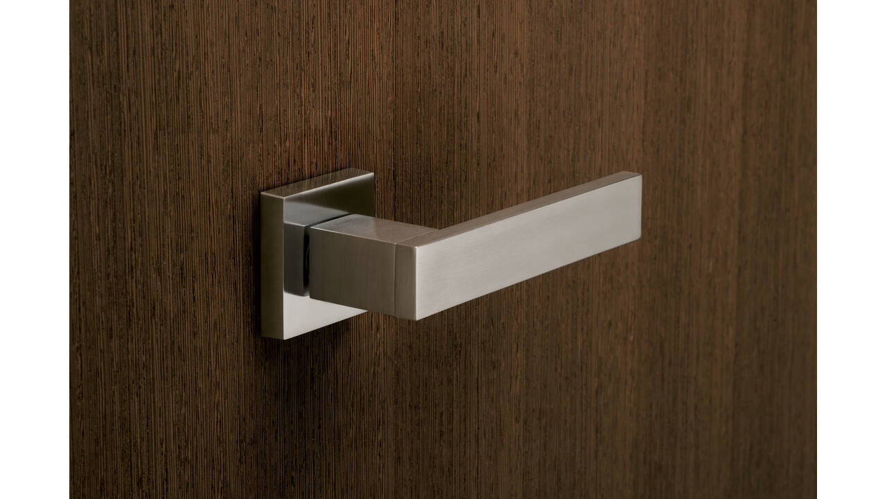 Olivari deurkruk Diana + vierkant geveerde rozet 51x5mm met nokken en doorgaande bevestiging Chroom