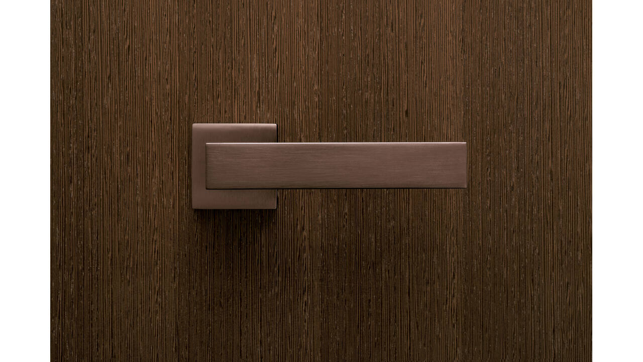 Olivari deurkruk Diana + vierkant geveerde rozet 51x5mm met nokken en doorgaande bevestiging Brons mat titaan PVD