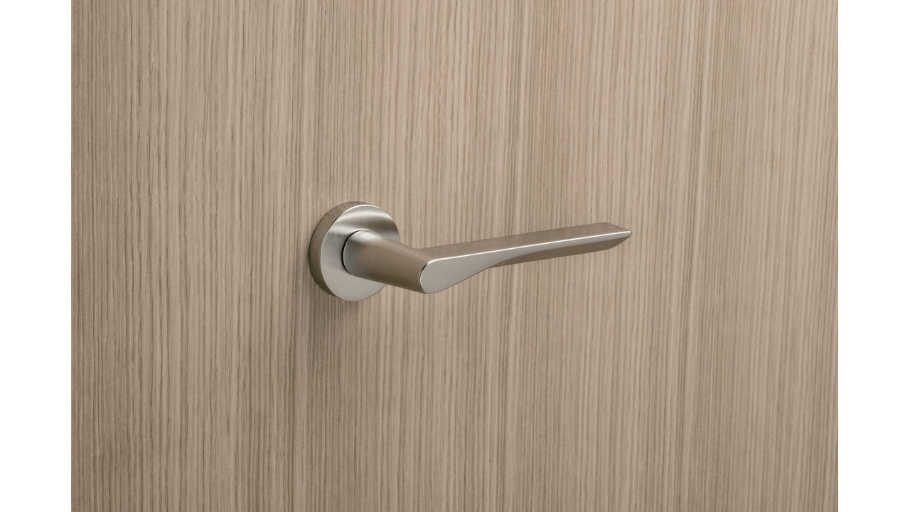 Olivari deurkruk Fin + ronde geveerde rozet 51x5mm met nokken en doorgaande bevestiging Chroom mat
