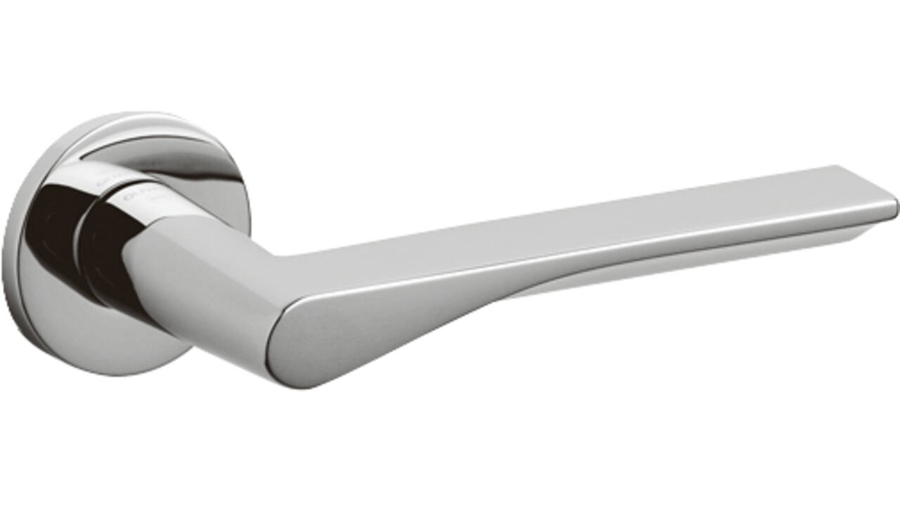 Olivari deurkruk Fin + ronde geveerde rozet 51x5mm met nokken en doorgaande bevestiging Chroom