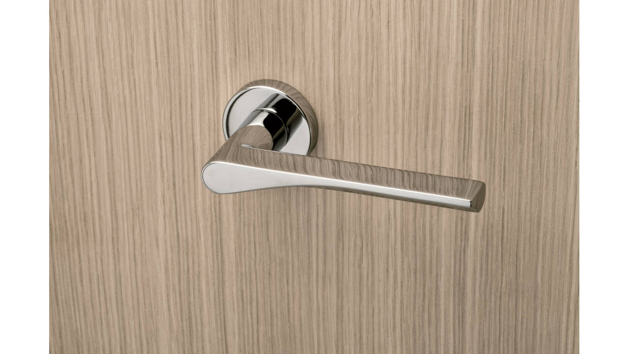 Olivari deurkruk Fin + ronde geveerde rozet 51x5mm met nokken en doorgaande bevestiging Chroom