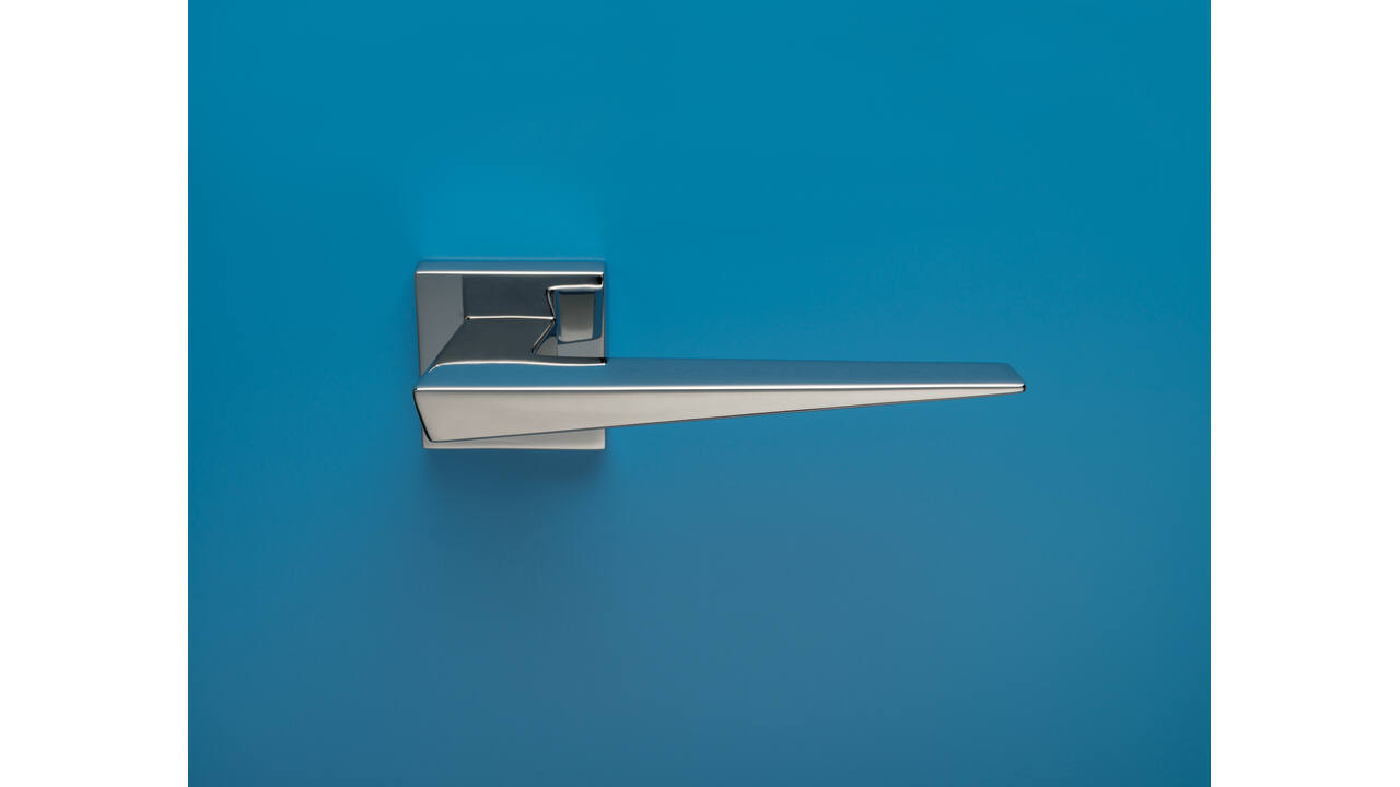 Olivari deurkruk Denver + vierlkant geveerde rozet 51x5mm met nokken en doorgaande bevestiging chroom