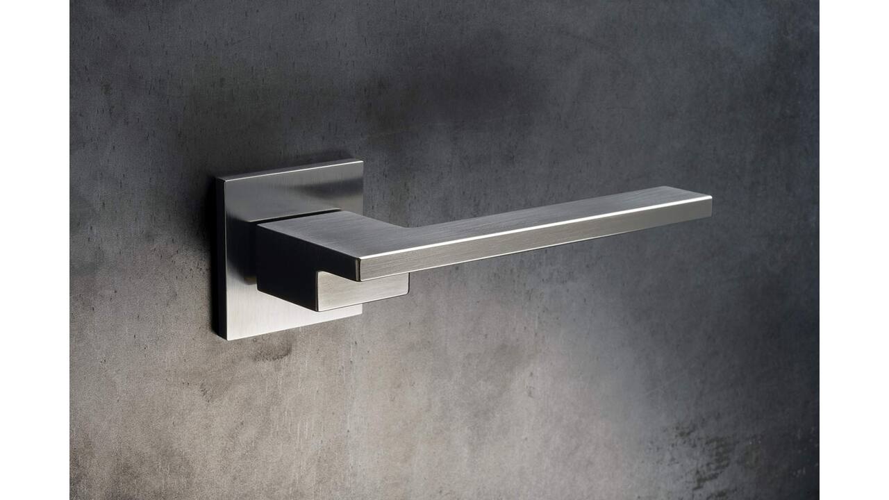 Olivari deurkruk Living + vierkant geveerde rozet 51x5mm met nokken en doorgaande bevestiging Chroom mat